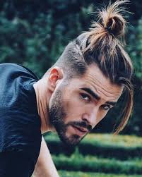 I capelli sui laterali e . Capelli Uomo Sfumati La Raccolta Completa Del 2022