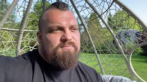 Eddie Hall y su hijo Max: entrenamiento de press de banca