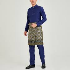 Kolar tersebut hanya selebar satu jari dan kedudukannya menegak. Baju Melayu Cekak Musang