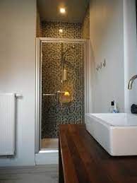 douche in de muur opbergruimte van opzij bereikbaar in de aanpalende muur ook licht boven de douche badkamer douche opbergruimte