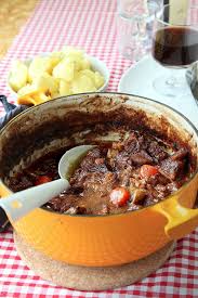 la recette du boeuf bourguignon avec une sauce delicieusement onctueuse le miam miam blog