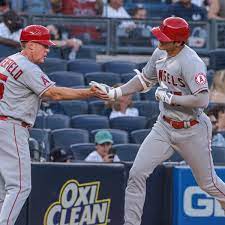 Shohei ohtani waves to fans during a. 5hvrme5p5e2 Rm