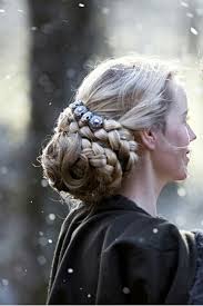 Mittelalterliche Frisuren 15 Prunkvolle Looks Und Aufwendige Flechtfrisuren Mittelalterliche Frisuren Frisuren Frisuren Lange Haare Geflochten