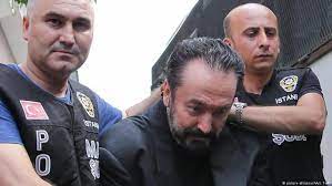 1956 yılında ankara'da doğan adnan oktar, harun yahya müstear ismi ile kitaplarını yazmaktadır. Inhaftierter Sektenfuhrer In Der Turkei Das Gottgefallige Leben Des Adnan Oktar Qantara De
