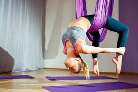 Yoga has reached high fashion, too: Aerial Yoga So Funktioniert Yoga Im Tuch