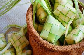 If you are food enthusiasm or handmadecraft hobbyists then this book is for you to learn in a pictorial guide how to weave (menganyam) the ketupat case. Make Your Own Ketupat Ketupat Weaving Singapore Food