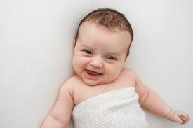 Have you already had your baby and wondering if it's “too late” for newborn  photos? Yes, it's true that if you want the classic, sleeping baby curled  up photos, those do need