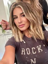 Jessie james decker is bringing fans along on her ongoing health journey. Jessie James Decker The One Where She Cuts Her Hair Rachelgreen Season8 Facebook