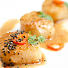 On la reconnaît assez facilement grâce à sa coquille totalement plate (valve supérieure) et pourvue de côtes en éventail. Recette Coquilles Saint Jacques A La Creme D Etrilles Marie Claire