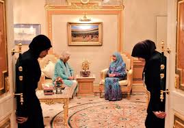 Pertama, sebuah kereta yang diparkir di bahagian belakang. 5 Fakta Menarik Tentang Sultan Brunei Yang Memiliki Kekayaan Luar Biasa Dari Raja Arab Saudi