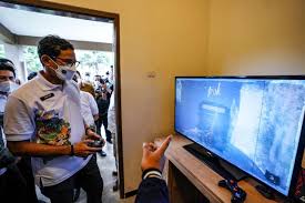 Pengertian ekonomi kreatif adalah sebuah konsep bidang perekonomian di era ekonomi yang baru dengan mengutamakan kreativitas dan informasi. Kementerian Komunikasi Dan Informatika