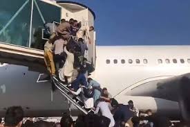 Chaos at kabul airport as taliban besiege afghan capital. Wjgfbgscrd6d1m