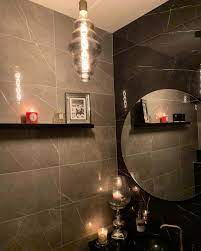 onze titanium vada lamp zorgt voor het puntje op de i op dit chique toilet de titanium coating past precies bij de marmeren lampen toilet marmeren tegels