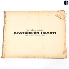 Mustafa kemal atatürk 1881 yılında selânik'te kocakasım mahallesi, islâhhâne caddesi'ndeki üç katlı pembe evde doğdu. Ataturk Un Hayati Dogumdan Olumune Kadar 1971