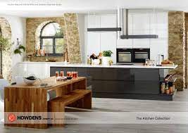 Our silver oak laminate worktops replicate the attractive grain of natural wood. Umanufactured Howdens Joinery