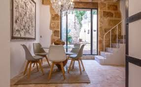 Es una vivienda situada en el casco histórico de la ciudad con necesidad de reforma pero con en pleno casco antiguo de denia encontramos esta casa de pueblo para reformar ubicada muy cerca del ayuntamiento y del castillo. Casa De Pueblo Con Patio Y Piscina En Venta Con Moraguespons Mediterranean Houses