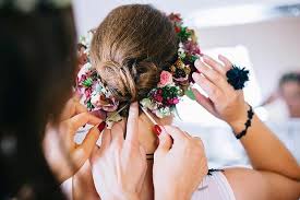Noch mehr kostenlose anleitungen zum selbermachen bieten die sammlungen folgender seiten hochzeitsgeschenk basteln und dekoration zum hochzeitsfest selber machen. Die 10 Schonsten Brautjungfern Frisuren Tipps Zur Auswahl