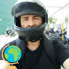 Eduardo El nombre Eduardo tiene raíces germánicas, derivado de las palabras  "ēad," que significa "riqueza" o "prosperidad," y "weard," que significa  "guardián" o "protector." Por lo tanto, Eduardo se interpreta como "guardián