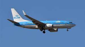 Het toestel ligt met een vleugel op de vangrail van de snelweg. Grote Steekvlam Uit Vliegtuig 737 Van Klm Landt Op Schiphol Met Kapotte Motor Rtl Nieuws