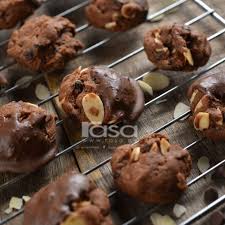 Biarkan ia di atas api perlahan sehingga suhu. Semerbak Bau Biskut Coklat Dengan Campuran Badam Oat Kismis