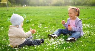 Mulţi dintre noi ne amintim cu plăcere de momentele din copilărie în care ne jucam în nisip şi noroi. Plimbarea In Parc Cu Micutul Tau Ce Trebuie Sa Stii La Inceput De Primavara