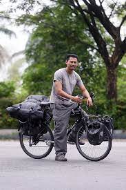 Taking his time, alone on a bicycle, it's a one man's journey to the unknown. Dengan Basikal Aku Menjelajah Musim 4 Mendaki Ke Bumbung Dunia Sensasi Selebriti