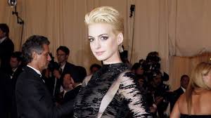 Looks like blondes (and brunettes) have all the fun. Anne Hathaway Dyes Hair Blonde For Met Ball Upi Com