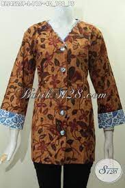 Perpaduan warna merah dan putih menambah kesan oriental baju dengan kerah pendek ini. Belanja Batik Premium Batik Kidung Asmara