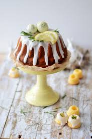 Der kuchen schmeckt immer noch köstlich und man kann sich ein stückchen mehr genehmigen. Rosmarin Zitronen Gugelhupf Ideal Fur Die Ostertafel Buchvorstellung Sugar Stories Sugar Meets Chili