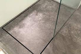 In verbindung mit weiteren baulichen veränderungen wie ebenerdigen übergängen oder einem effizienten wasserabführsystem ermöglicht der bodenbelag so die sichere benutzung der nassräume für senioren, gehbehinderte personen sowie kleine kinder. Geflieste Duschen Ohne Gefalle Mit Grossen Fliesen Baqua