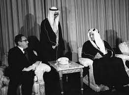 الملك فيصل بن عبدالعزيز بجوار رئيس الخارجية الأمريكي هنري كسنجر middle eastern history king faisal face art