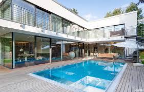 Immobilien Munchen Grosszugiger Pool Auf Terrasse Einer Bauhaus Villa Bauhaus Sichtschutz Bauhaus Villa
