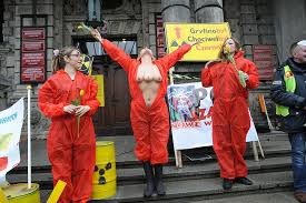 Nackt-Aktion: Irrer Protest mit Atom-Busen | Abendzeitung München