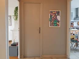 Chaud Calao A Ete Place Entre La Cuisine Et Le Salon Chez Celine Une Touche Coloree Qui Contraste Avec Le Fond Couleur Ta En 2020 Fond Couleur Affiche Design Design