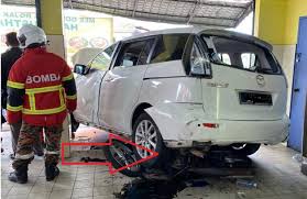 Para guru, hadirin dan hadirat sekalian. Kereta Terbabas Masuk Restoran Langgar Pejalan Kaki Kool Fm