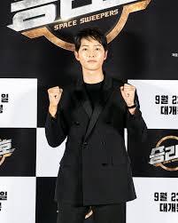 Terdapat banyak pilihan penyedia file pada. Song Joong Ki Kim Tae Ri And More Talk About Challenges Of First Korean Sci Fi Blockbuster Space Sweepers Soompi