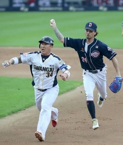 두산] 최형우와 오재원 키차이가 어마어마... : MLBPARK
