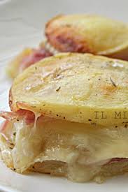 Delle fette di melanzane dorate in forno con una croccante panatura verranno infatti farcite con prosciutto e formaggio a formare degli involtini che una volta rimessi in forno rilasceranno un'anima filante davvero strepitosa. Pin Su Antipasti Contorni E Finger Food