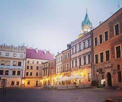 Warto również wejść na górę trzech krzyży, z której rozpościera się panorama miasteczka i doliny wisły. Lublin Stare Miasto Dublinia Pisze