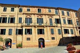 Scegliere recanati come base per il nostro mini tour delle marche è stata anche l'occasione per tornare, a distanza di tanti anni (l'ultima volta avevo appena sostenuto gli esami di maturità!) a visitare la casa di leopardi; Come E Perche Visitare La Casa Di Leopardi A Recanati Bussoladiario
