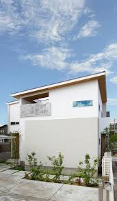 片流れの屋根が印象的な外観 白いタイルと軒の木目がナチュラルなデザイン 住宅 外観 家 外観 外観 住宅 モダン