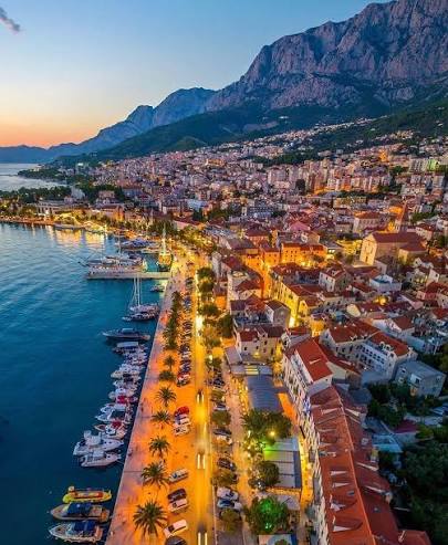 Makarska, Croatia 🏖 🌊 🚣 ☀ 🇭🇷 Follow @croatiatravelinfo #makarska  #makarskabeach #townbeachcroatia #makarskasunset #rivierasunset  #goldenhourcroatia #sealovers #landscape_lovers #croatiafulloflife  #croatia2025 #vacationvibes #hidden_makarska ...