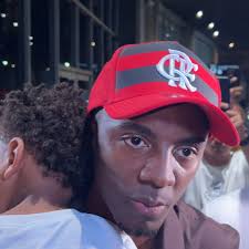 🎙️ Andrew: “Eu queria que minha mãe estivesse aqui para sentir o olhar  dela nesse momento. Minha mãe trabalhou 1 ano e meio na limpeza lá na  Gávea. Era torcedora do Flamengo