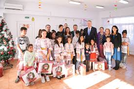 Pe atunci, iohannis era doar un biet profesor de fizică, care a reuşit în aceea perioadă tulbure să depună la. Foto Klaus Iohannis In VizitÄƒ La Copii Orfani Presedintele SusÅ£ine Inlocuirea Orfelinatelor È™i A InstituÈ›iilor De Plasament Cu Case De Tip Familial Stiri Pe Surse Cele Mai Noi Stiri