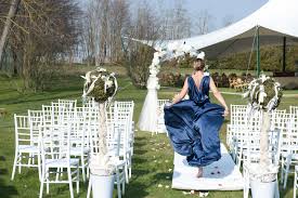 La sposa, in entrambi i casi, può scegliere di indossare un abito bianco o colorato, purché sia semplice, lineare e non eccessivo… quindi meglio evitare modelli vaporosi o con decorazioni e applicazioni luccicanti. Abito Seconde Nozze Archivi Abiti Da Sposa Torino Vivi Sposa By Rosalba Gabrielli