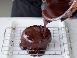 A cottura ultimata, lasciate raffreddare, dopodiché spalmate la glassa al cioccolato sulla torta e servite! Glassa Al Cioccolato Fondente