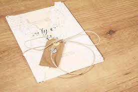 1) prendete un cartoncino color avorio ripiegato in due, della carta decorata con fantasia minuta, un fiore di stoffa bianca. Partecipazioni Di Nozze Fai Da Te Crea I Tuoi Originali Inviti