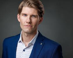 Do you trust what this man is selling? . . . . . . Thank you to  @seanyessmannphoto and @tammy.neron @neron.artistry and @tigerzebracorn for  making me look my best. . . . . @