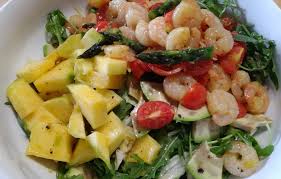 Dividere in due longitudinalmente i gamberi puliti; Insalata Di Gamberi E Mango Una Presa Di Sale