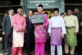 Tema baju raya aku sekeluarga tahun ni adalah warna mustard. Netizens Are Going Crazy Over Najib S Pink Baju Melayu